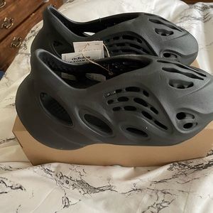 Brand new onyx Yeezy foam runners!!! Men size 8
